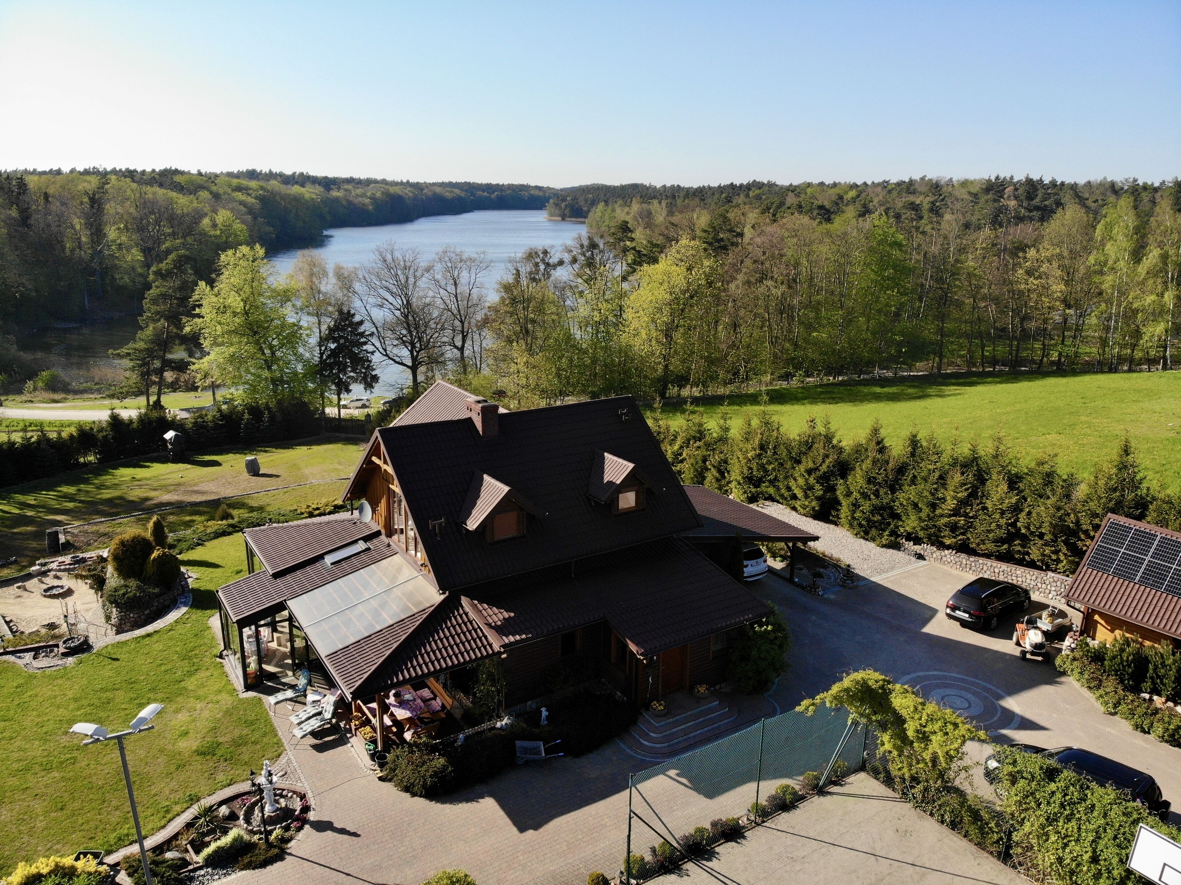 Villa with big garden,  tennis court next  to the lake