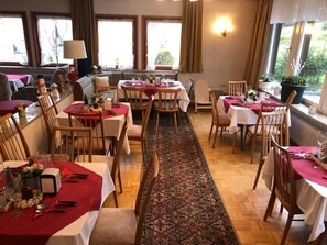 Lunch and dinner served