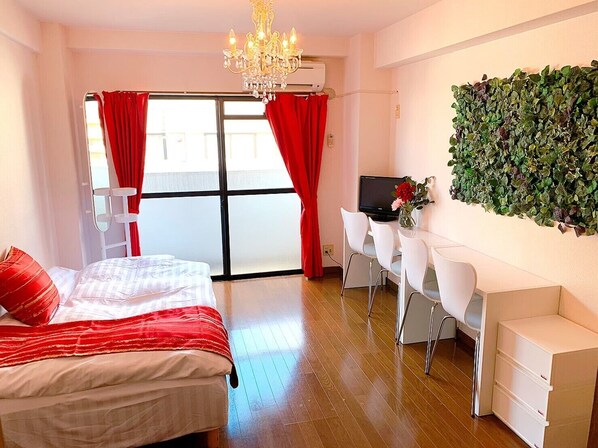 Escritorio, tabla de planchar con plancha y wifi gratis 