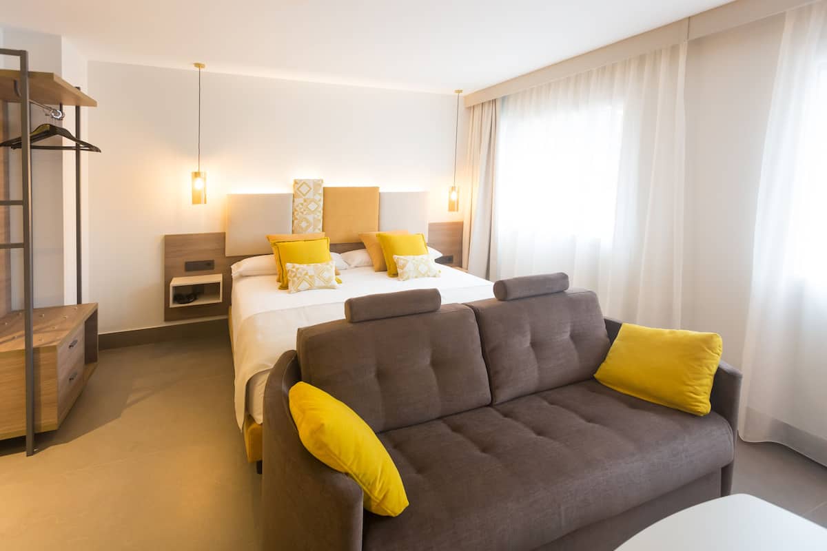 Superior tweepersoonskamer | Een minibar, een kluis op de kamer, verduisterende gordijnen