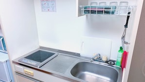 Room B | Private kitchenette | Fridge, microwave, stovetop, electric kettle - Glory One Kotobuki B (Fukuoka)
