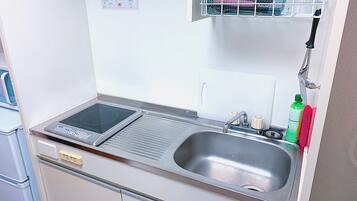 Room B | Private kitchenette | Fridge, microwave, stovetop, electric kettle