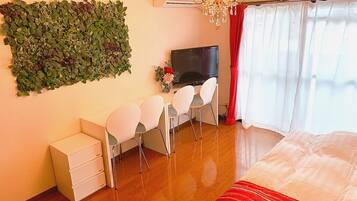 Room C | Living area | Flat-screen TV