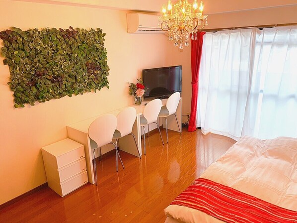 Room C | Living area | Flat-screen TV - Glory One Kotobuki C (Fukuoka)