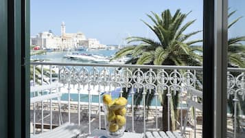 Quadrupla Luxury, balcone, vista porto (Grotta Azzurra) | Vista dalla camera