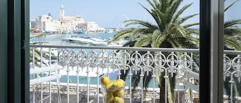 Chambre quadruple luxueuse, balcon, vue sur le port (Grotta Azzurra) | Vue de la chambre