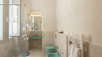 Deluxe-Doppelzimmer, Balkon, eingeschränkter Meerblick (Trabucco) | Badezimmer | Dusche, kostenlose Toilettenartikel, Haartrockner, Bademäntel