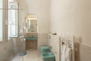 Deluxe Double Room, Balcony, Partial Sea View (Trabucco) | Bathroom | Shower, free toiletries, hair dryer, bathrobes - Dimore Marinare (Trani)