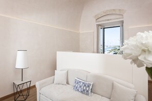 Luxury Quadruple Room, Balcony, Harbour View (Grotta Azzurra) | Living area | Flat-screen TV - Dimore Marinare (Trani)