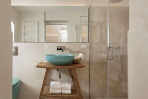 奢华四人房, 阳台, 海港景观 (Grotta Azzurra) | 浴室 | 淋浴设施、免费洗浴用品、吹风机、浴袍