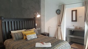 Room (Queen) | Desk, laptop workspace, soundproofing, iron/ironing board - Klein Parys (Ngwathe)