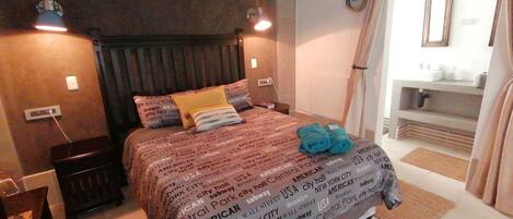 Deluxe Room | Desk, laptop workspace, soundproofing, iron/ironing board