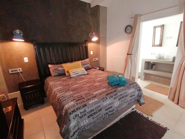 Deluxe Room | Desk, laptop workspace, soundproofing, iron/ironing board