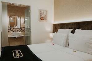 Standaard tweepersoonskamer (Interior) | Luxe beddengoed, een minibar, een kluis op de kamer