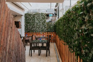 Outdoor banquet area - Seven Dreams Suites (Lisbon)