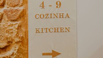 Señal direccional que indica la ubicación de la cocina con los textos '7 Seven Dreams' y '4-9 Kitchen'.