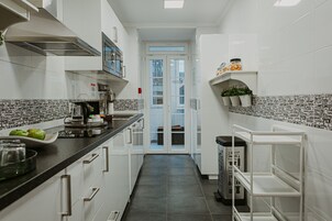 Lemari es di ruangan bersama dan microwave di ruangan umum