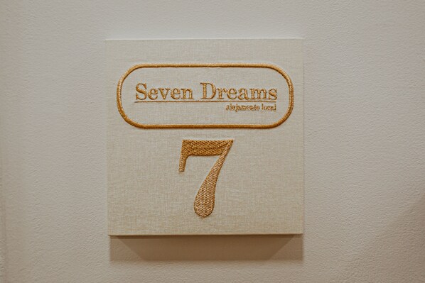 Una señal con la inscripción 'Seven Dreams' y el número '7' bordados.