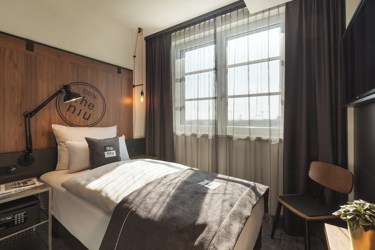 Standard Room, 1 Twin Bed | In-room safe, soundproofing, free WiFi, bed sheets