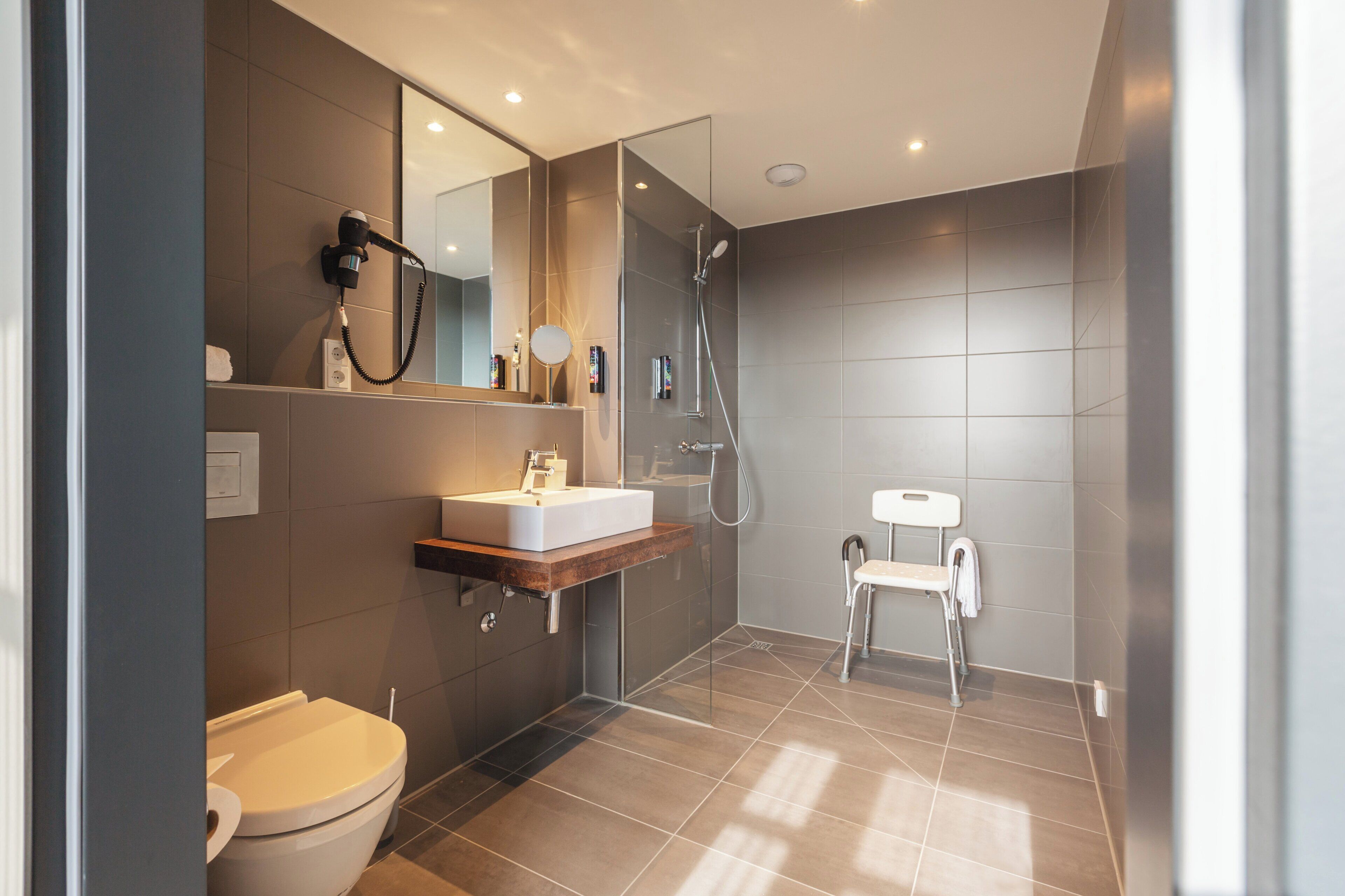 standard room, 1 queen bed, accessible | bathroom | shower, hair dryer, towels, soap