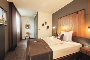 Standard Room, 1 Queen Bed, Accessible | In-room safe, soundproofing, free WiFi, bed sheets