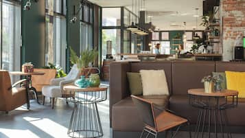 Bữa sáng buffet hàng ngày (19.00 EUR/mỗi người)