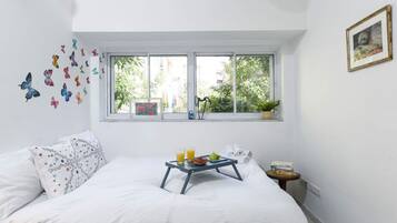 2 habitaciones y tabla de planchar con plancha
