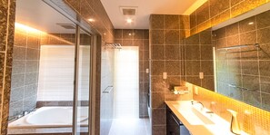 Separate tub and shower, free toiletries, hair dryer, slippers - The Miyara Garden (Ishigaki)