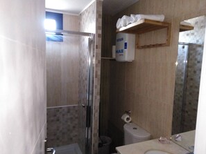 Douche, séchoir à cheveux, serviettes fournies, savon