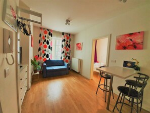 Comfort-Apartment | Wohnbereich | 42-Zoll-LED-Fernseher mit Satellitenempfang, Fernseher