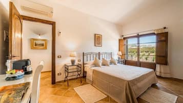 In-room safe, soundproofing, free WiFi, bed sheets