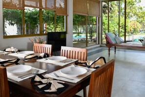 Luxury-Villa | Essbereich im Zimmer