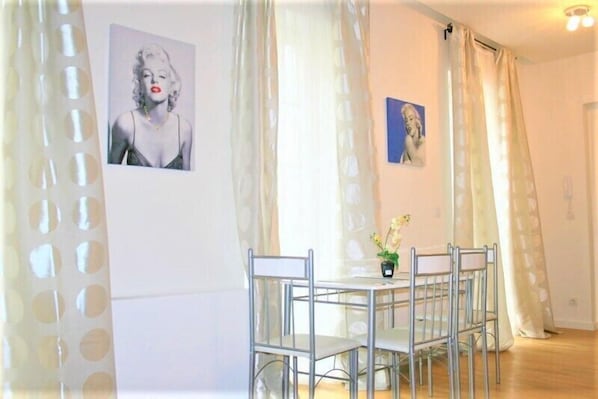 Comfort Studio | In-room dining