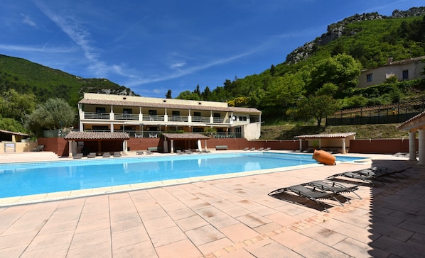 Indoor pool, seasonal outdoor pool, pool loungers