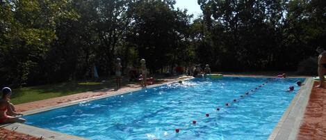 Una piscina al aire libre de temporada