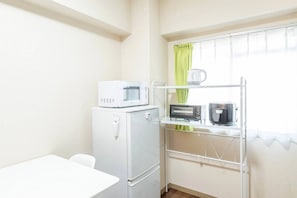 Departamento (Private) | Cocina privada | Refrigerador, microondas, parrilla de estufa y tetera eléctrica 