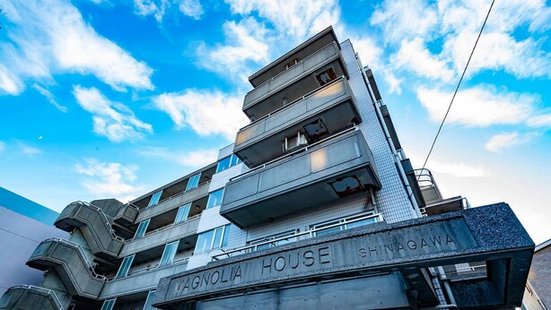 Een meerlaags gebouw met de naam "SHINAGAWA" op de gevel.