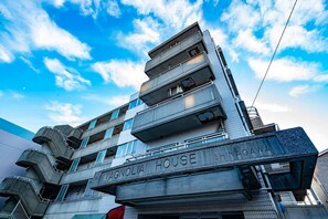 A multi-story building with the name "SHINAGAWA" on the facade. - GrandTree Shinagawa (Tokyo)