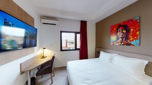 Ropa de cama de alta calidad, colchones con pillow-top y escritorio