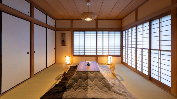 A traditional Japanese room with tatami flooring, a low wooden table, and sliding doors. - GrandTree Hakone Sengokuhara (Hakone)