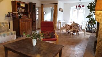 Gîte 15 people | Living room | Fireplace, toys, books, music library