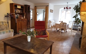 Departamento estándar | Sala de estar | Chimenea, juguetes, libros y biblioteca musical 