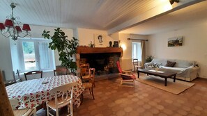 Gîte 15 people | Living area | Fireplace, toys, books, music library - Maison sous les étoiles (Sembadel)