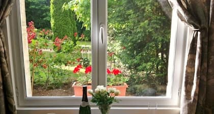 Charming Cottage with Private Garden, Family Friendly, Near Historical Sites