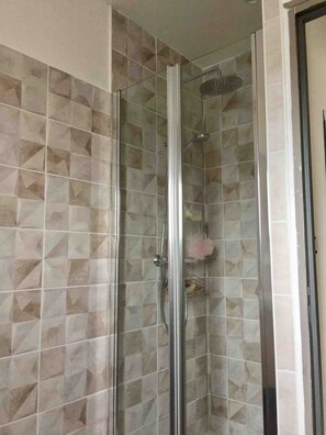 Dusche, Haartrockner, Handtücher, Toilettenpapier