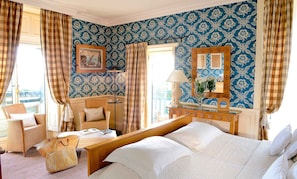Double Room, Sea View | 1 bedroom, minibar, in-room safe, individually decorated