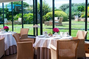 Desayuno continental (EUR 22 por persona) 