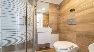 Classic Studio, Balcony, City View | Peti besi dalam bilik, meja, ruang kerja komputer riba