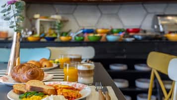 Sarapan prasmanan setiap hari (ILS 85 per orang)