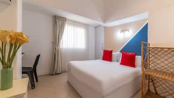 Studio Standar | Brankas, meja kerja, ruang kerja ramah laptop, dan tirai kedap cahaya